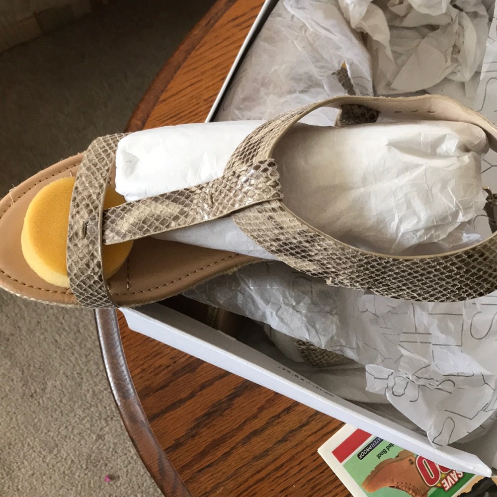 Ladies platform sandals!  👡 - Picture 2 of 3